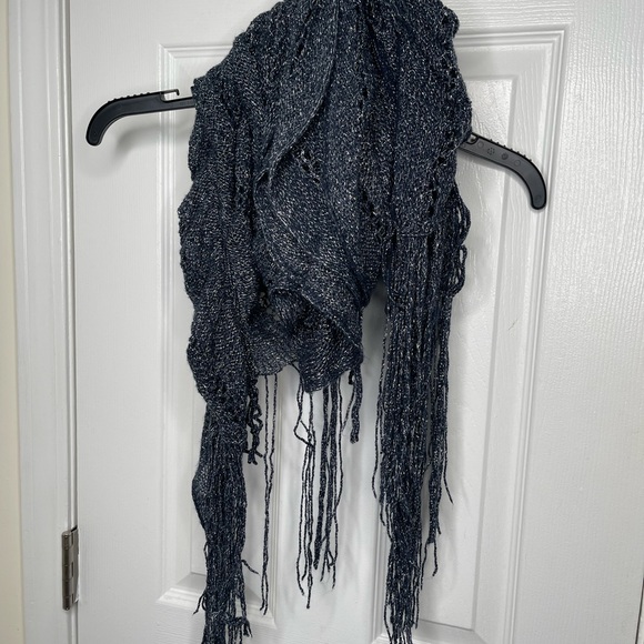 Women’s Scarf Bundle - Picture 9 of 11